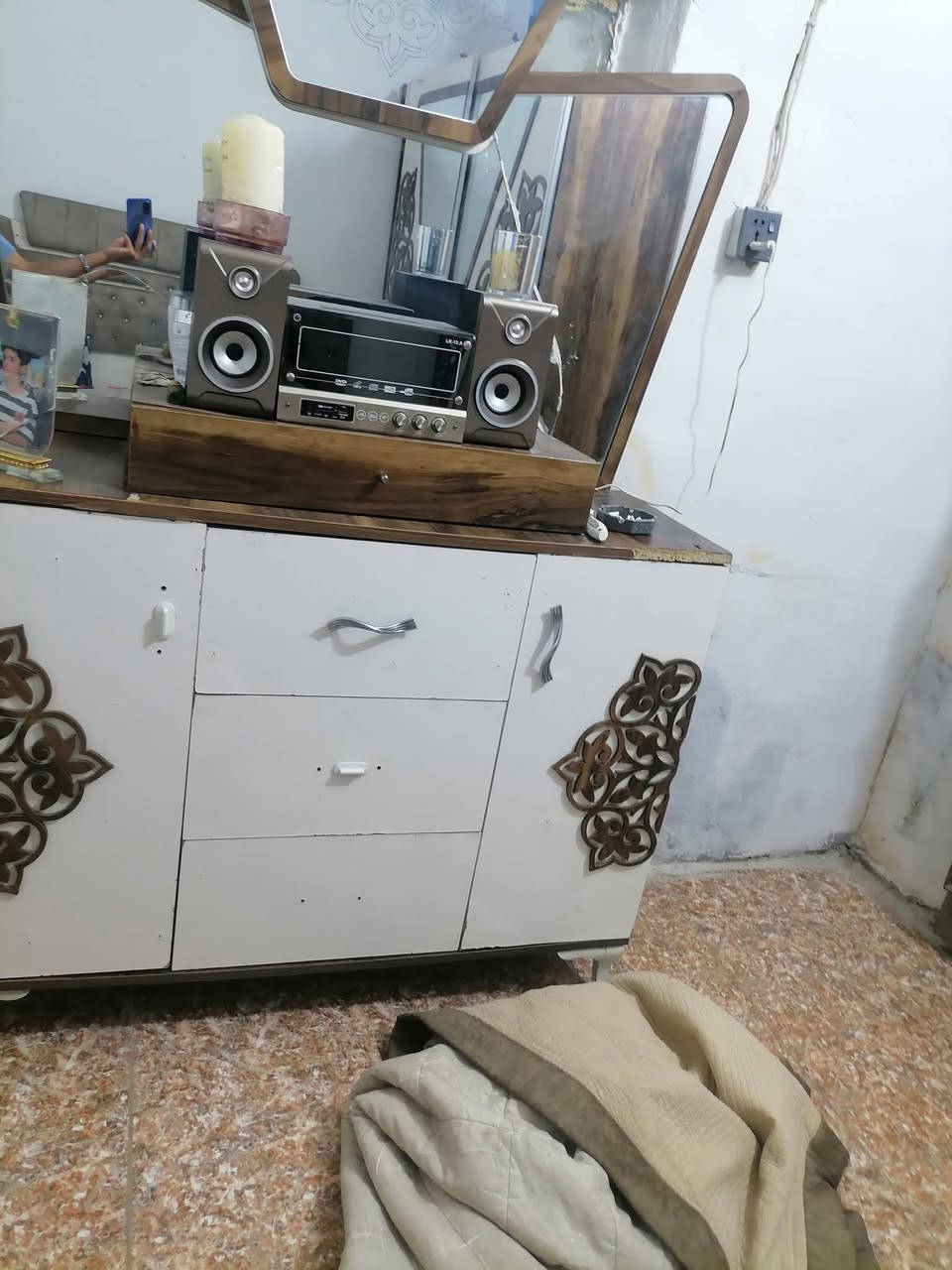 سلام عليكم خوان عندي هاي الغرفه قواطع مال جربايه ما بيه وباب مال كنتور بقوه يلا ينفتح اريد اراوسه بغرفه وانطي فرق


**إذا كنت صاحب هذا الإعلان وتريد حذفه لأي سبب، رجاءا أرسل رسالة إلى الدعم الفني**