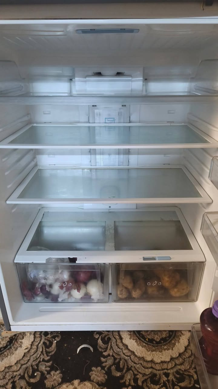 بيع مستعجل ثلاجة LG حجم كبير شغالة كامل ثلاجة والفريز
السعر 175 الف العنوان  5حصاروك 
واتساب ***********
