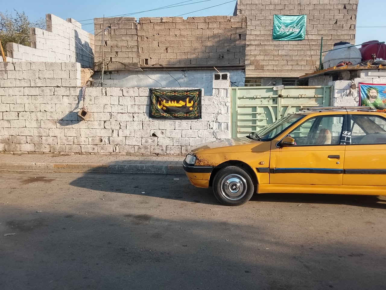 سلام عليكم بيت البيع تجاوز يحتوي على ستقبال كبير وغرفت نوم وحولي وملحقاته + غرفه نوم طابق ثاني نقص سقف مساحه ٢٠٠ متر بيت كبير حوش كبير البيت كله صب مسلح حمام داخلي وخارجي ستقبال كاشي والباقي شتايكر سعر ١٨ بي مجال مكان بغداد الحسينيه الراشديه بين مصقط والخدمات بشارع عماره المصري على شارع ٢٠ رقم.***********
