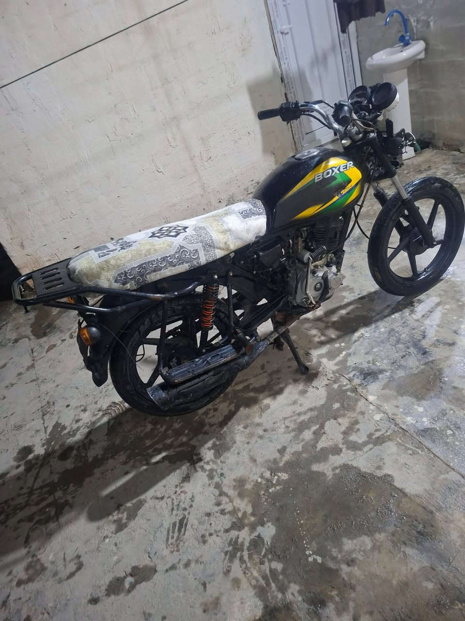 من رخصه لادمن موافقه دراجه بوكسر مديل 19 مكينه بلادي سعرر 650 وبيه مجال مراسله عله رقم مكلف بنشر ***********

