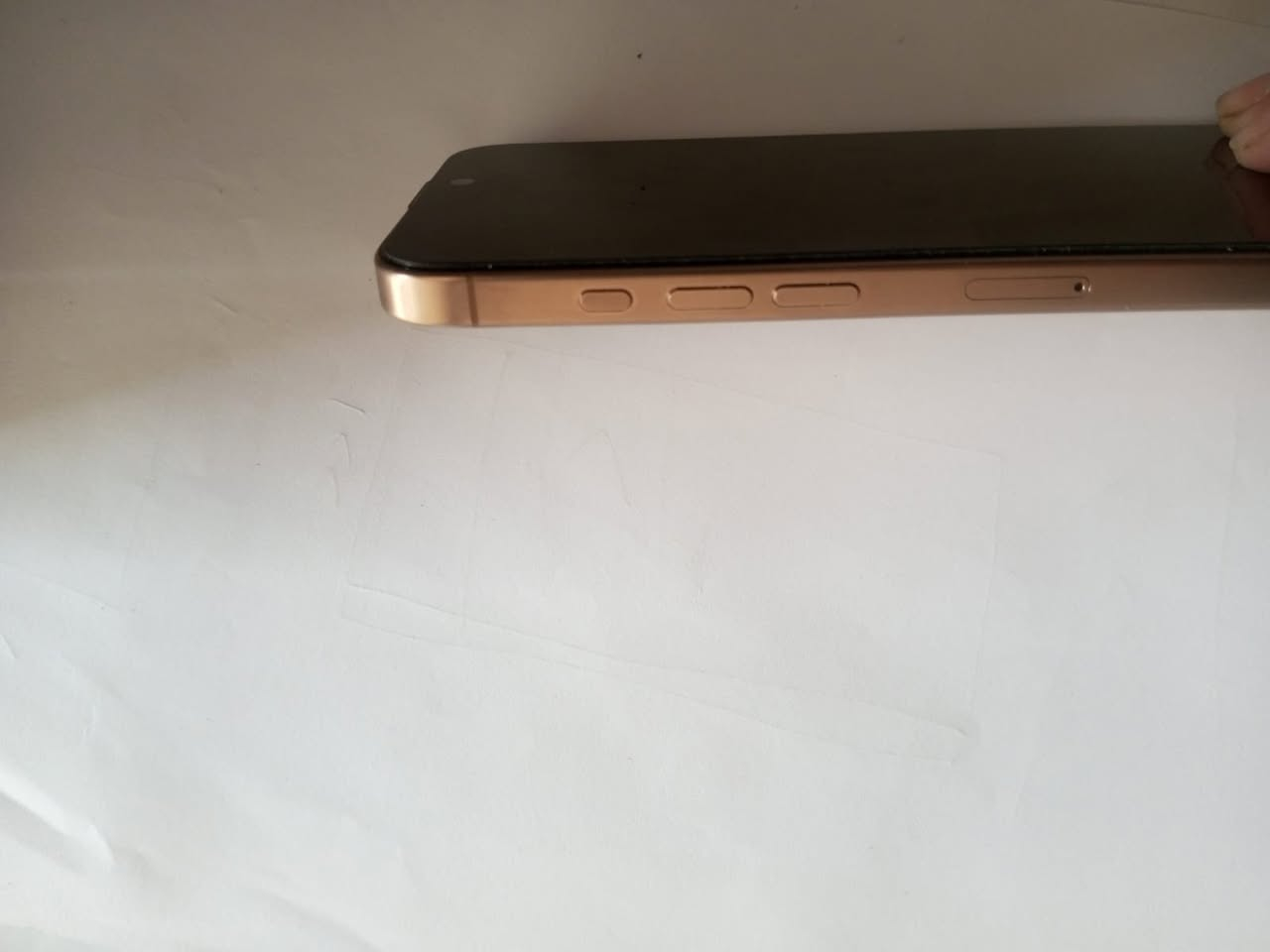 السلام عليكم أيفون ١٦برو ماكس  جديد شهر مستعمل فقط بطاريه ١٠٠   شخط مابي ً ١٦٠٠الف ً ***********
