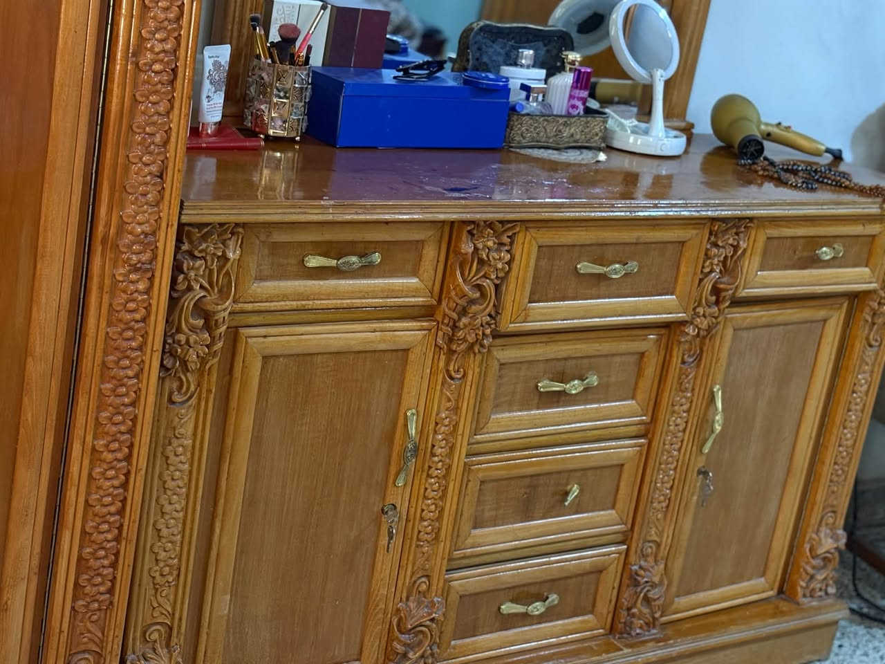 السلام عليكم عندي غرفة خشب صاج متكونة من :
سرير نفرين
كومديات ثنين 
كنتور مساحته ٣،٥ بي ٦ ابواب مع ملحقات 
زاوية كنتورية بابين بيها مراية داخلية 
ميز تواليت بي مجرات وكومديات 
سمك خشب الكنتور ٦ ملم 
سمك خشب المجرات والكومديات ٤ ملم 
الغرفة نظيفة ومابيـها اي كسر او ضرر بس بيها اثر صبغ صغير ع الميز تواليت 
مستخدمة قليل جداً اخذتها قبل سنـة
سبب البيع : الانتقال الى بيت اصغر 
اي استفسار ثاني تفضلو على الرقم 
***********
