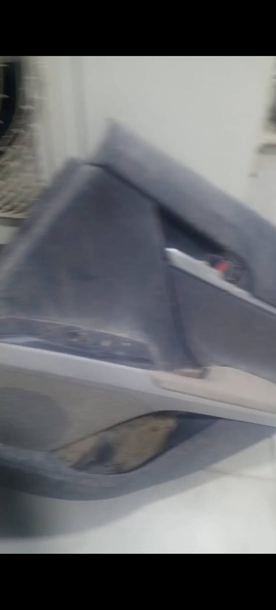 باب كامري se مال موديل 2023 داخل اسود و بيجي كامل الغراض الداخلية والخارجية
كيلون
ماطور جام
ترايش
ضفيرة
بطانة
سماعة
كامل كلة بس الحديد الخارجي متضرر
 سعره 200 الف
العنوان بغداد الزعفرانية واكو توصيل
***********
