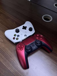 جوستكات اصلية عدد 2 للبيع جوستك اكسبوكس + جوستك بلي 5  مستعجل على بيع ...