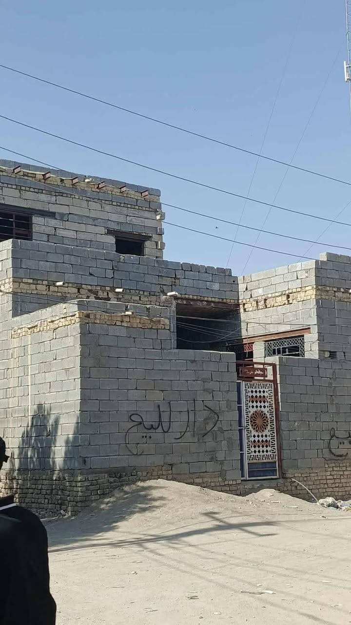 دارلبيع المساحه100امتر ركن عوزه لباخ ورضيه العكر الغربي قرب المدرسه الكرفانات***********
