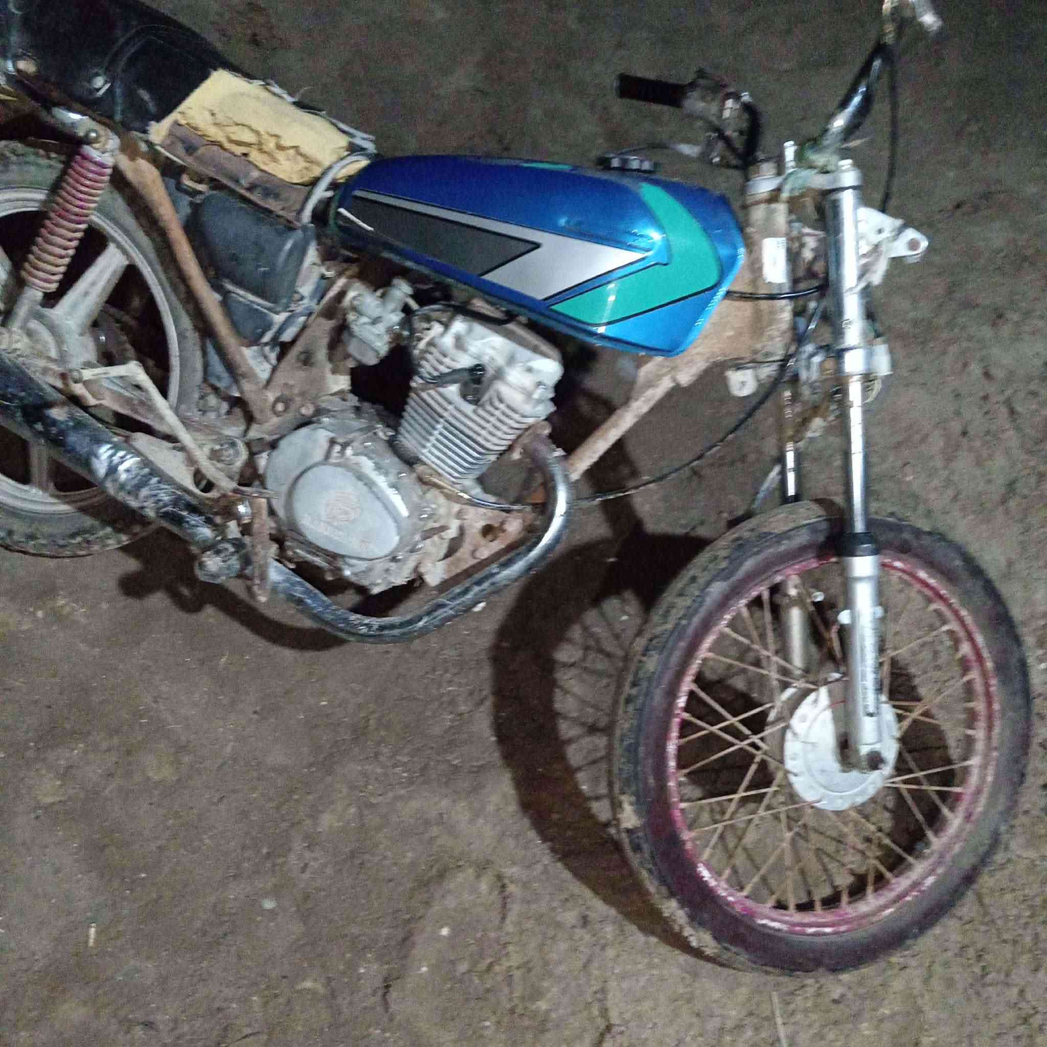 سلام عليكم دراجه البيع اربعه كير الدراجه محركه يذب دهن وتايره الوره طاك  الدراجه شغاله تريد تاير وجوب ومحرك يذب دهن الدراجه اصوليه اوراق صولي وشفت مال الهندر ملحوم مكاني بابل السده المهناويه التواصل خاص بس  سعره  «150» وبيه مجال


**إذا كنت صاحب هذا الإعلان وتريد حذفه لأي سبب، رجاءا أرسل رسالة إلى الدعم الفني**