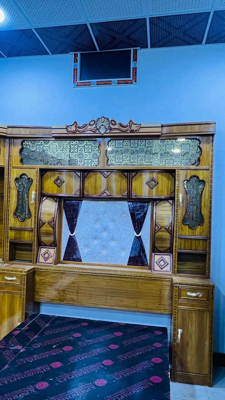 توجد غرفة نوم هودج أربعينية قطعتين جديده طك ستخدام أقل شهر شرط متكونة من 6قطع السعر مليون و300 العنوان الرمانة الاستفسار علرقم ***********
