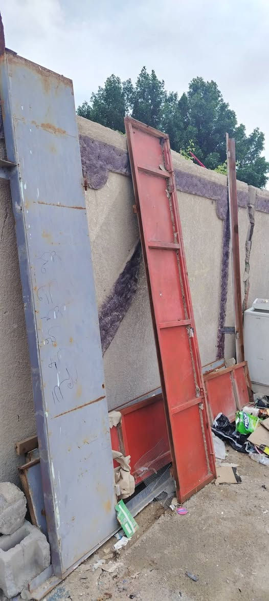 للبيع باب 6 طلاكه كامل ونضيف ب100 الف فقط..*********** البصره الزبير مربد قديم قرب مدرسه الاهرام
