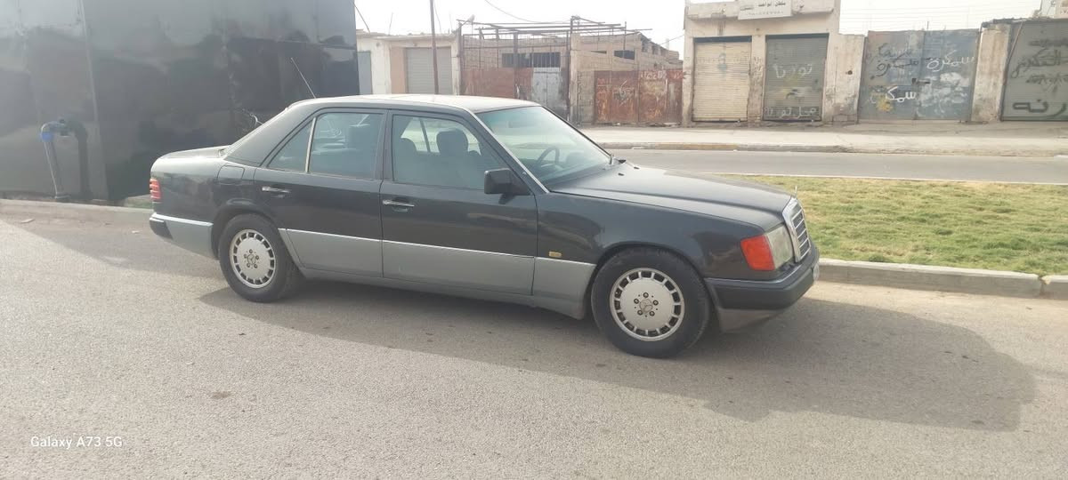 السلام عليكم شباب مارسيدس دب بلادي موديل 1992 قبق اسود بسمي تحويل مباشر تخم تاير دبل فيت بم اريل كهربائي دبل هورن سيارة نصبه اتخبل قواعد بلاد صار بيها خيط بخار بدايه دامه كامله من فيت بم وتانكي وعنكبوت كله جديد  لبارحه شادهن رقم بغداد دولي بسمي  *********** سعرها 65 وبيها مجال
