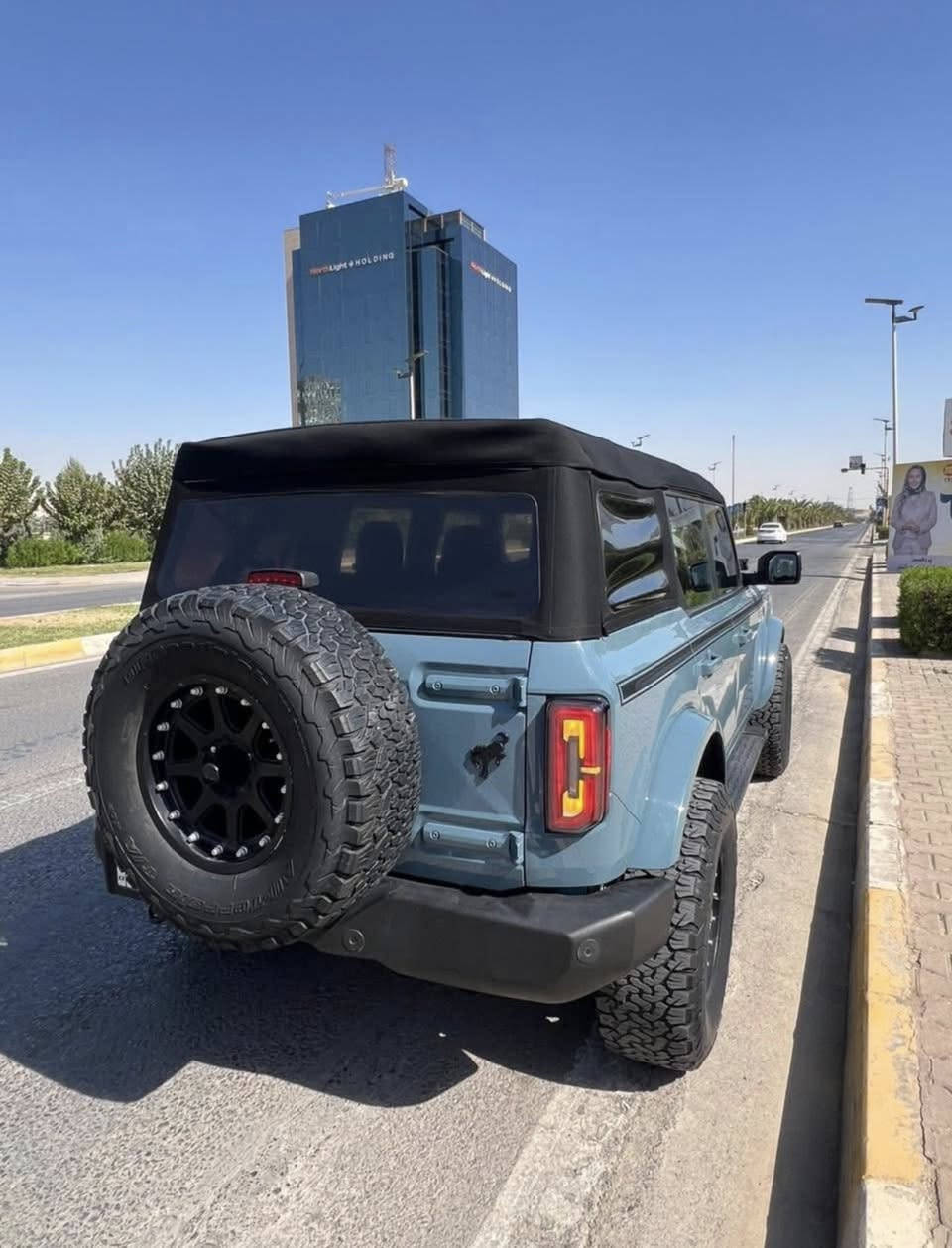 بسم الله الرحمن الرحيم
للبيع او المراوس فورد برونكو موديل 2023 لون مميز
ماشية 12 الف
المحرك: 6 سلندر تيربو
اللون: بلو جاينيز 
السقف: متحرك (قابل للفتح)
الداخلية: مخمل حبري ورصاصي  
الشاشة: شاشة لمس كبيرة
نظام الدفع: دفع رباعي
سنوية وهزه جديد 
بصمة
شاشه  gps   فوق الدشبول   
تشغيل عن بعد
كاملة المواصفات
وضعيات القيادة:
‏ Eco (اقتصادي)
‏ Normal (عادي)
‏ Mud/Ruts (الوحل والتضاريس)
‏ Sport (رياضي)
‏ Slippery (زلق)
‏ Sand (رمال)
ويل xd  امريكي مو صيني 
اطارات  بيف كودرج امريكي 
الحالة حادث بجاملغ وبنيد  – باقي السيارة نظيفة وجاهزة
مكان السيارة بغداد
السيارة كامله من كلشي وسعرها مناسب كذلك 
للاستفسار  *********** واتساب
