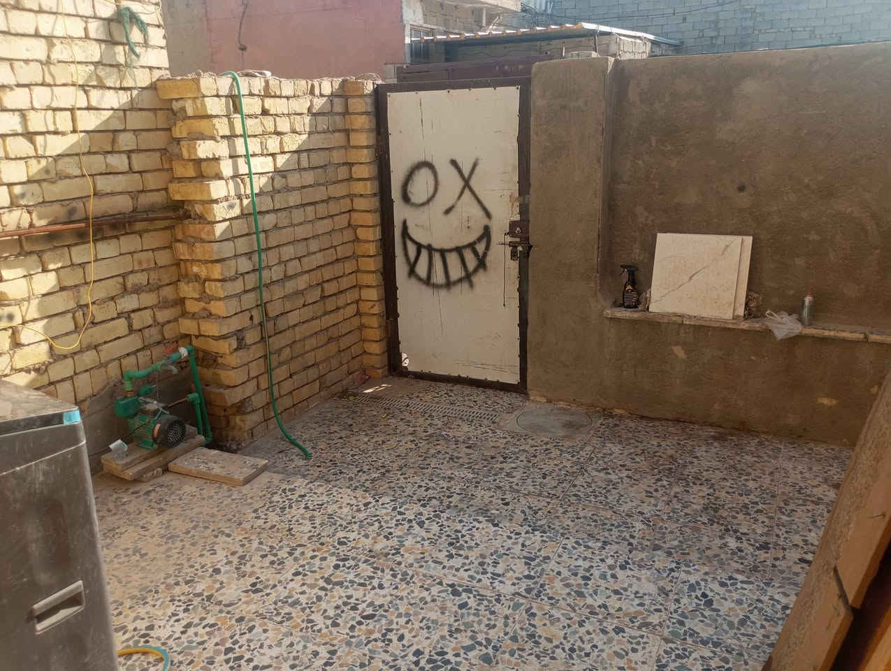 بيت حواسم مساحة ٧٥ متر ركن نهاية شارع النواب قرب ساحة الدكسن الاتصال ع الرقم ***********
