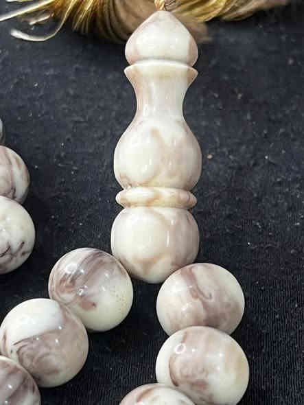 تحفه من تحف الخامات الالماني الانتيك عقود سبحه عملاقه بتعريق ولون مميز  
وزن110g
16.5/14.5mm
37خرزه
للتواصل واتساب لطفا
***********
