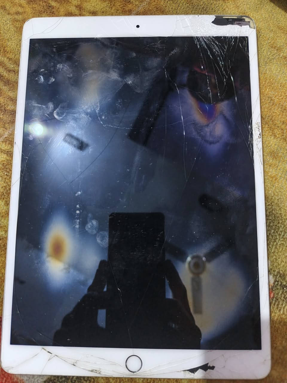 آلُـۜسـۨۚ(✋)ــِۖلُأمٌ ؏ـليۜـ(💜)ـكـۜم  ايباد 10 لبيع  ايباد شغال بس طاح من يمي فه سلت ابو ابو تليفونات كال لو بلازمه لو شاشه سعره 100 المكان بغداد حي اور ***********
