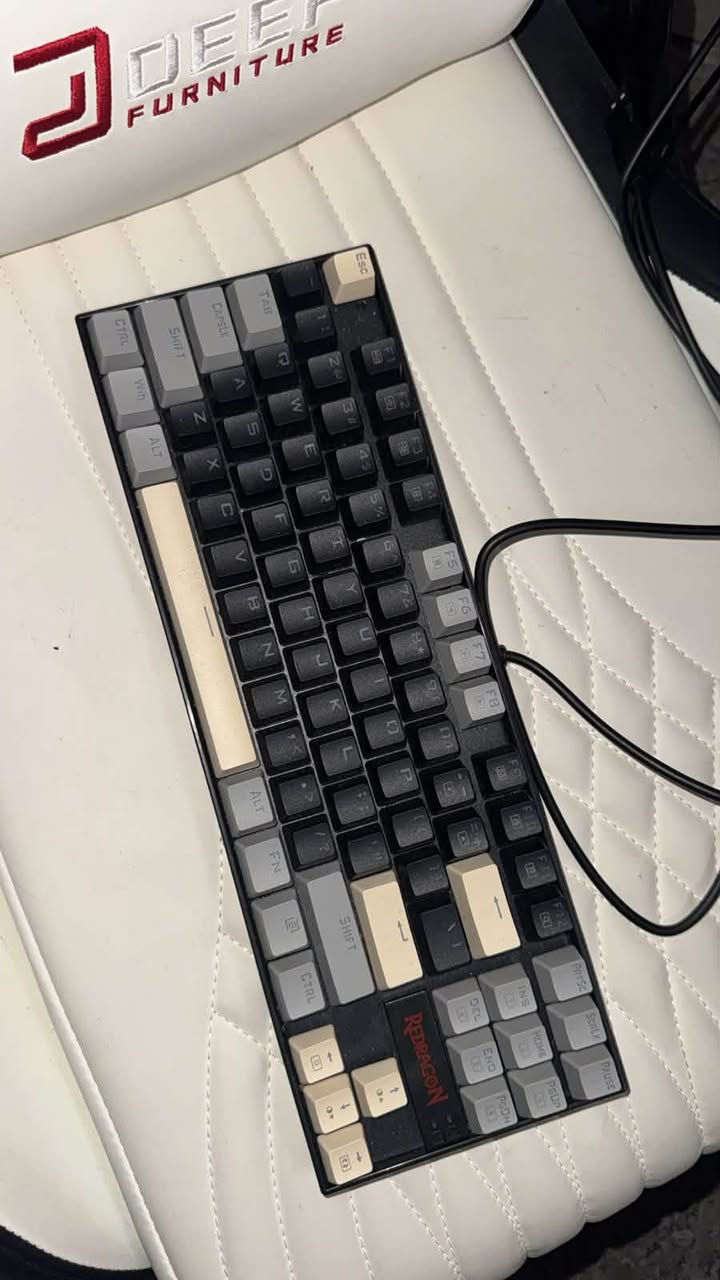 للبيع 👇

🖱️ ماوس Pulsar X2 Transparent Edition ويه قاعدة شحن. 20

⌨️ كيبورد ميكانيكي Redragon. 15 

🎧 سماعة Redragon سلكية لون أبيض. 35 

كلهن مستخدمات استخدام سبوع وحالتهن ممتازة، وما بيهن أي مشاكل يعني اخت الجديده 

موجود توصيل 
واتساب ***********
