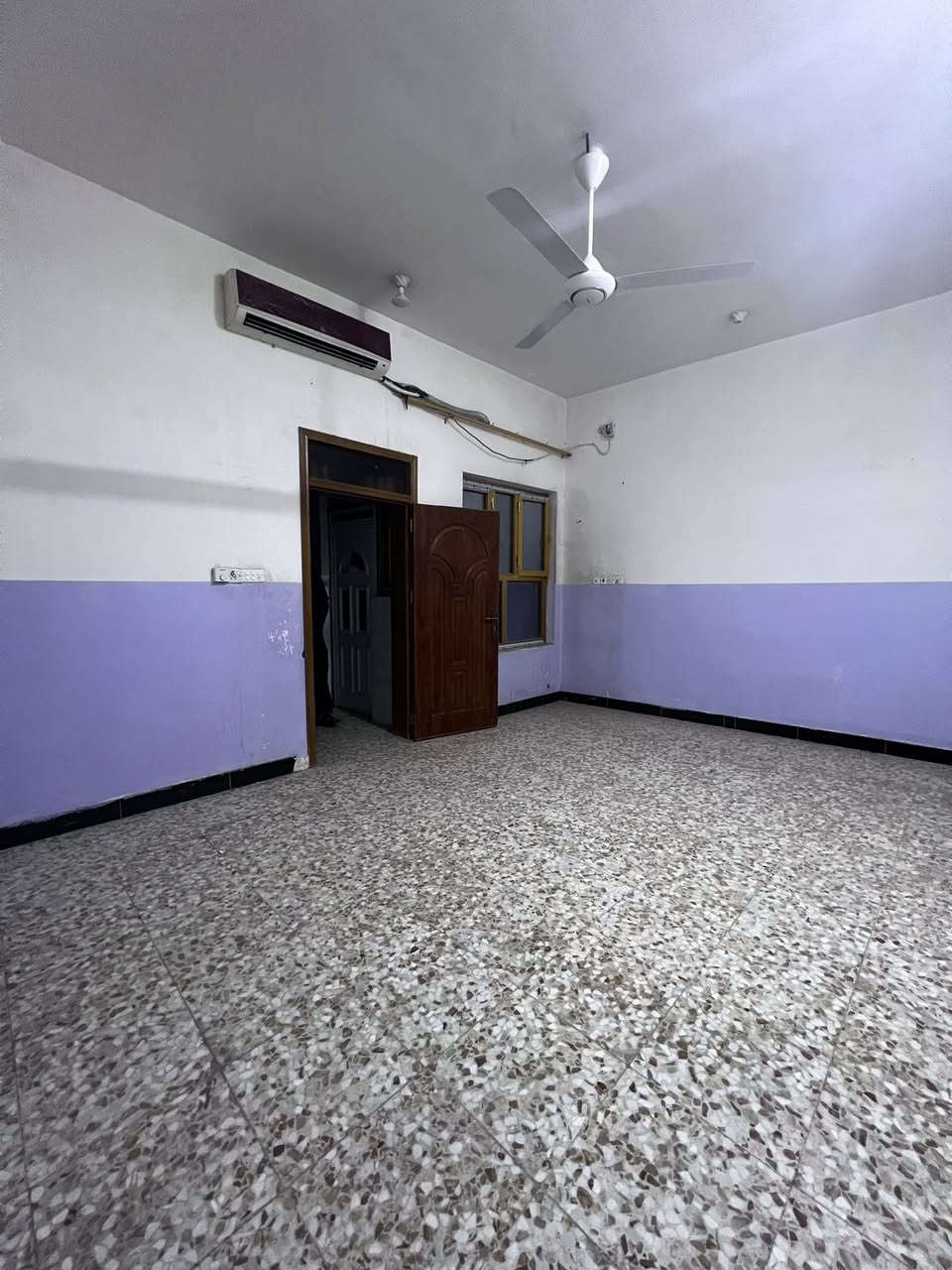 دار للايجار ( حي العسكري )

المساحه ١٥٠ م بناء طابقين 

الطابق الاول غرفه مع صاله مع مطبخ مع براني مع صحيات داخليه و خارجيه
الطابق الثاني غرفه مع صاله مع صحيات مع حمام 

للاستفسار / *********** وتساب 

او زيارتنا حي العسكري مقابيل الكراج مكتب عقارات البركه
