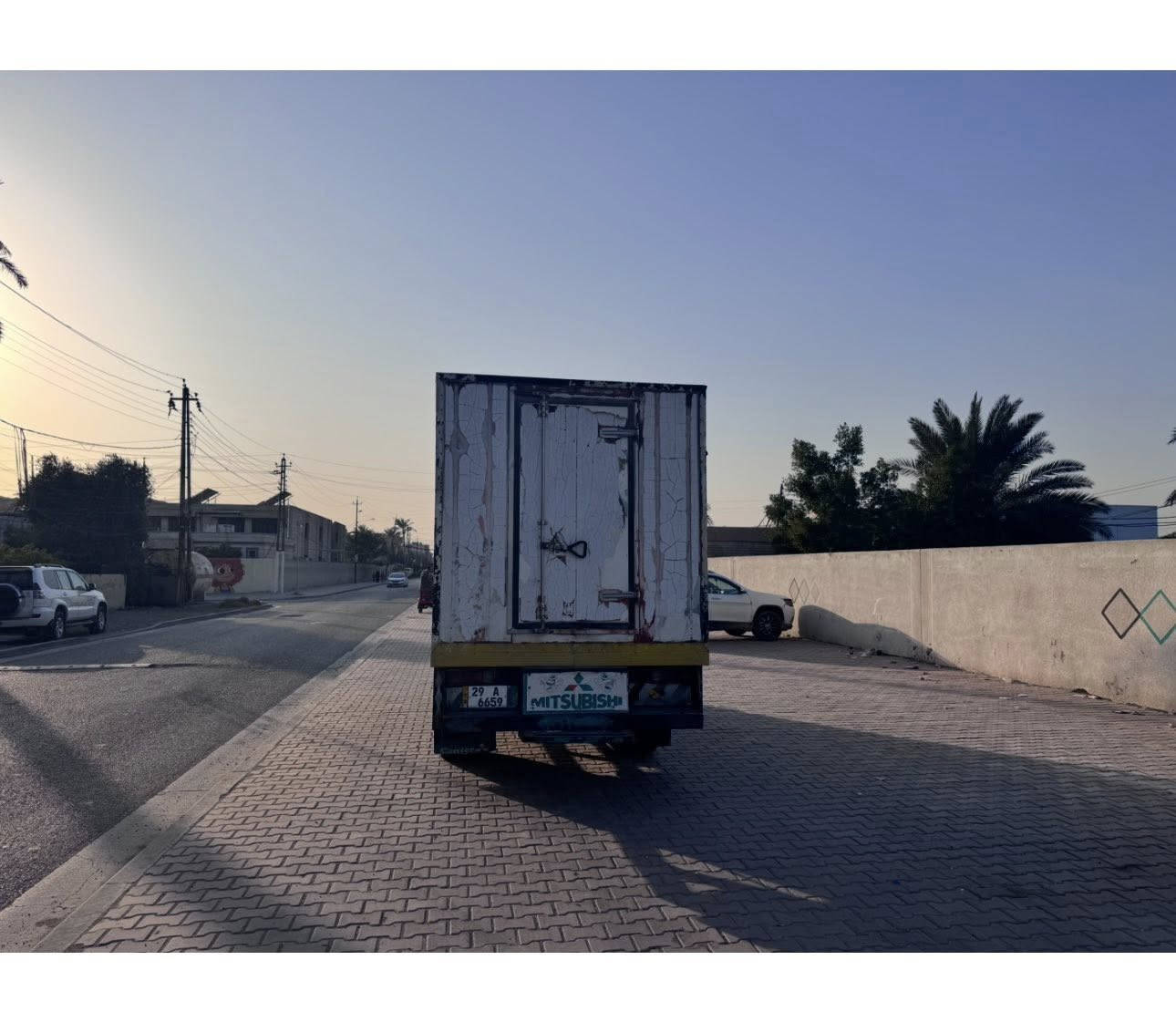 السلام عليكم كنتر براد 2003 يسره بلادي محرك 108 رقم واسط نكليزي سعره 140 بيه مجال رقم تليفون ***********
