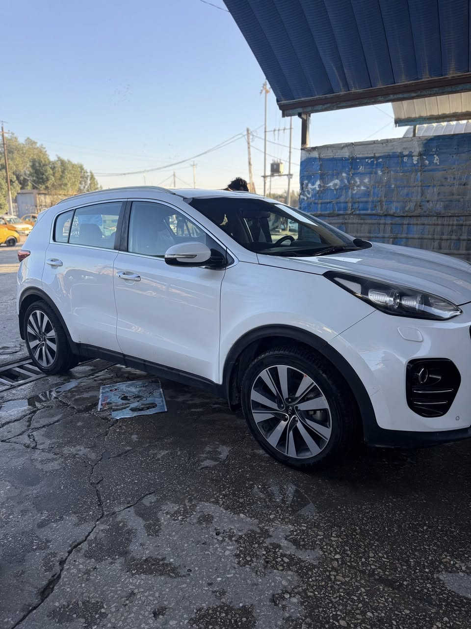 سبورتج خليجي موديل ٢٠١٨
السيارة مكفولة عدا جاملغ ايسر صبغ وشوية بارد بالباب 
بصمة
حساس امامي خلفي 
زراك لايك
تبريد بيانو جهتين
مري شفط
محرك دوش ٢٠٠٠
رقم كربلاء باسمي تحويل ثاني يوم
السيارة ماشية ٩٧ الف كيلو
مكان السيارة كربلاء

السيارة جاهزة من كل شي 
السعر ١٦٨ وبيها مجال
للاستفسار ***********
