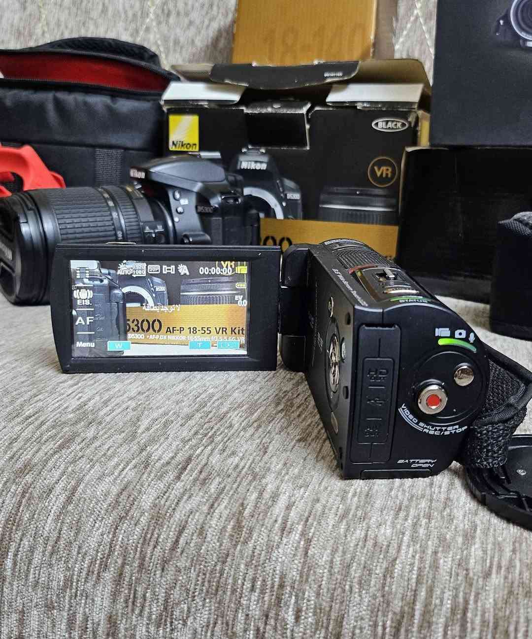 كاميرا Nikon D5300 للبيع – نظيفة جداً  تكدرون تبحثون على مواصفاتها  وتشوفون جمالها
كاميرا احترافية بدقة 24.2 ميغابكسل
تصوير فيديو Full HD 60fps
شاشة متحركة 3.2 بوصة
واي فاي + GPS مدمج
ممتازة للتصوير الفوتوغرافي وصناعة المحتوى 
الحالة: ممتازة جداً / استخدام شخصي ونظيفة جدا مثل ما تشوفون 
لا يوجد أعطال
مع البطارية الأصلية  + الشاحن الأصلي  +  ذاكرة +جنطة +حزام كتف +كفر حماية جيلاتيني  
السعر: (٤٠٠) وبيها مجال 
الموقع: (بغداد )
للتواصل خاص
سبب البيع تطوير المعدات. نماذج من تصويرها بالتعليقات

كاميرا Haier DV-E90 للبيع – حالة ممتازة
كاميرا فيديو بدقة Full HD 1080p
زووم بصري 23x
شاشة لمس 3.5 بوصة
تدعم كرت ذاكرة SD
مناسبة لتصوير المناسبات والسفر
الحالة:  جديدة فتحتها من الكارتون قبل اسبوع  
مع البطارية + الشاحن + ( كارتونها موجود  )
السعر: (٩٠) وبيها مجال  لليشتري تكدر تقدمها هدية لاولادك اصدقائك لان كاميرا تصويرها حلو ودقتها حلوة .اخذتها ١٥٠ من تطبيق الريان 
الموقع: (بغداد )
للتواصل خاص


**إذا كنت صاحب هذا الإعلان وتريد حذفه لأي سبب، رجاءا أرسل رسالة إلى الدعم الفني**