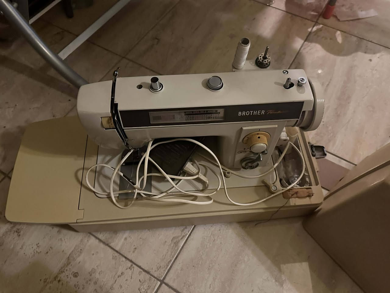 السلام عليكم ورحمة الله وبركاته
ماكنة خياطة براذر نظيفة جدا ما بيها اي مشكلة استخدام قليل كلش وهاي صورها 
مراسلة خاص او الاتصال واتساب
***********
