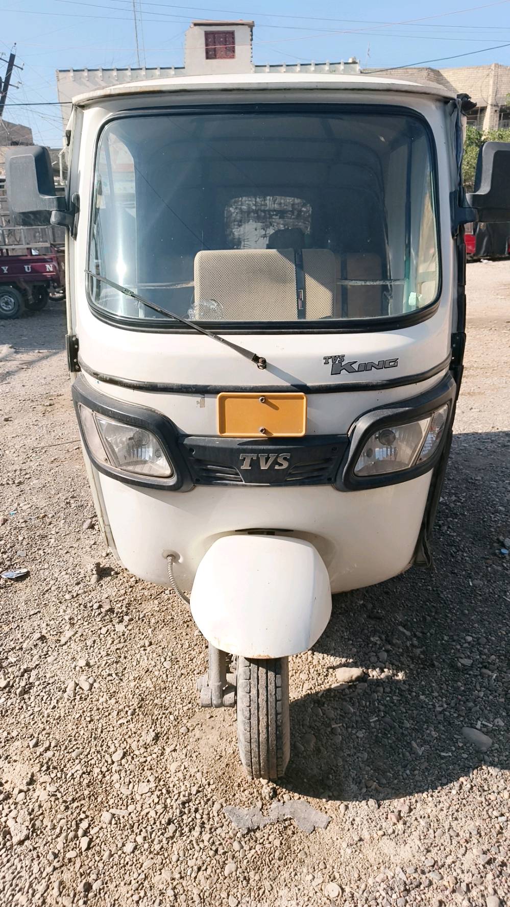 هذا تكتك TVS King جاهز للبيع. يتميز بمقصورة واسعة وغطاء لحماية الركاب من العوامل الجوية. الهيكل الخارجي والحالة العامة جيدة، ومثالي للاستخدام في الأعمال أو النقل الشخصي.