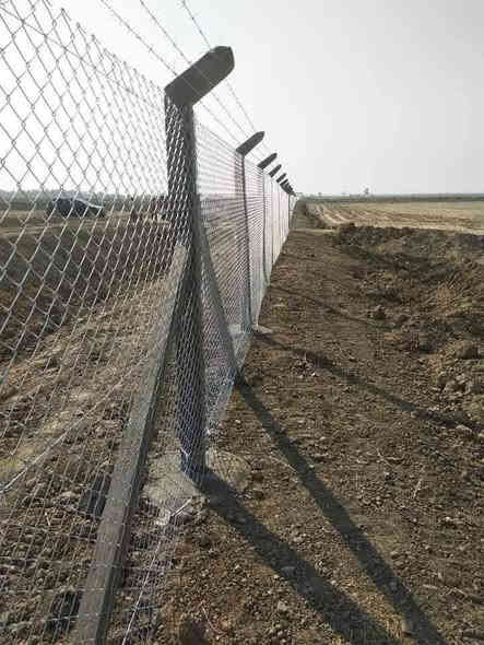 ✨🌟 إعلان متميز من شركة الفرات 🌟✨
🌆 نقدم لكم اسيجة بي ار سي BRC بكل أنواعها، تحت إشراف فريق هندسي متخصص وذو خبرة. 🔧
🌳 نتميز أيضًا في تسييج الحدائق، البساتين والأراضي الزراعية، لجعلها ملاذًا خضراء يشعّ بها الجمال. 🍃
🍀 هل ترغبون في الأسوار العشبية؟ نحن هنا لتقديم الأفضل! 🌱
🎉 بأسعار تنافسية ومغرية، نسعى دومًا لتقديم الأفضل. 💰
🚚 خدمتنا تغطي جميع محافظات العراق، فلا تترددوا في الاعتماد علينا. 
📞 للحجز أو الاستعلام، يمكنكم التواصل معنا عبر الأرقام التالية أو مراسلة الصفحة:
*********** (واتساب)
*********** (واتساب)
نتشرف بخدمتكم دومًا! 🌠
