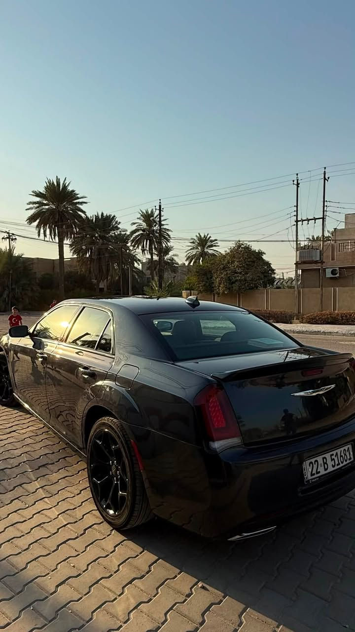 السلام عليكم كرايسلر  وارد كندي
2018s300 لون نفطي مميز  7شذرات 
الحادث جاملغ وبنيد ولجاملغ الخلفي كلير بدون ايرباك 
ماشيه 66مايل مواصفات ال s العاديه السعر 205 وبيها مجال للشراي 
للتواصل ***********

