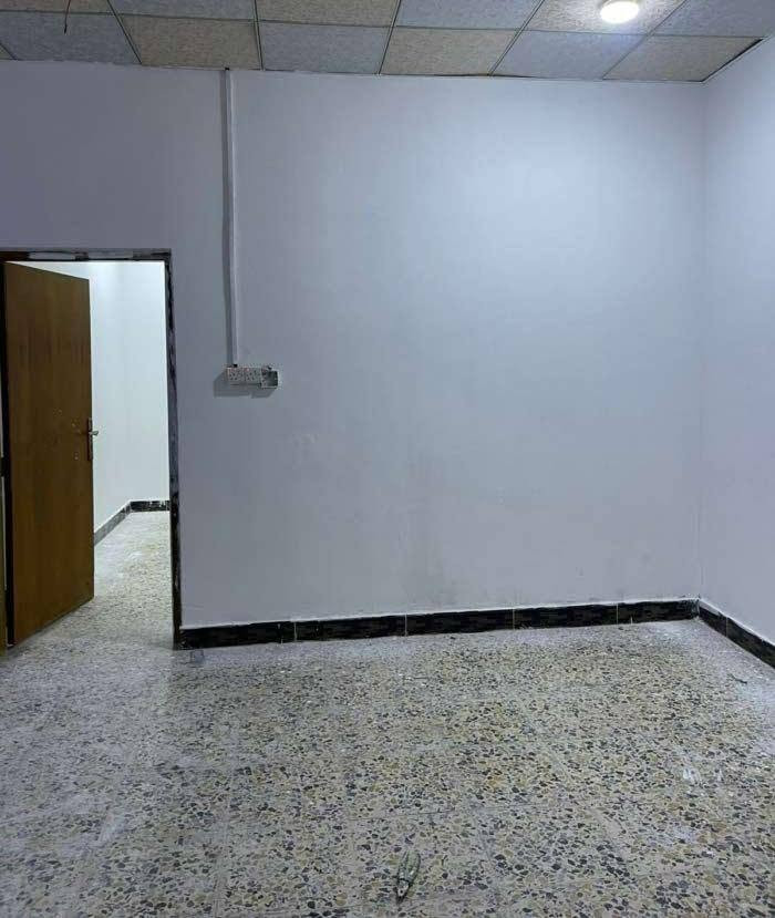 يتوفر شقه طابق اول  للايجار
في حي جامعه قرب مشتفى الطفل على شارع عام تحتوي غرفتين منام وصاله ومطبخ وحمام بدل الايجار 450 مع اجور الكهرباء والماء
ستفسار ابو عباس ***********
