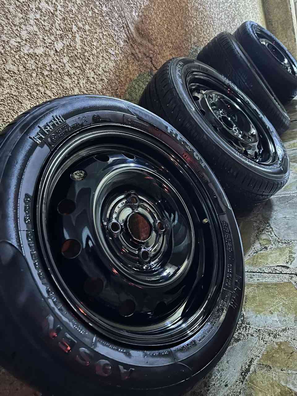 سلام عليكم تخم ويل اسود اوبترا بلادي مال شركه حجم 15 لا تصليح ولا عواج كبل تشدهن حتى بلنص وصبغ حراري درجه اولى 
تخم تاير 195/55/15 جديد انتاج 24  
مع تخم كبات مال شركه نضاف 
سعر 200 الف العنوان بغداد 
***********
