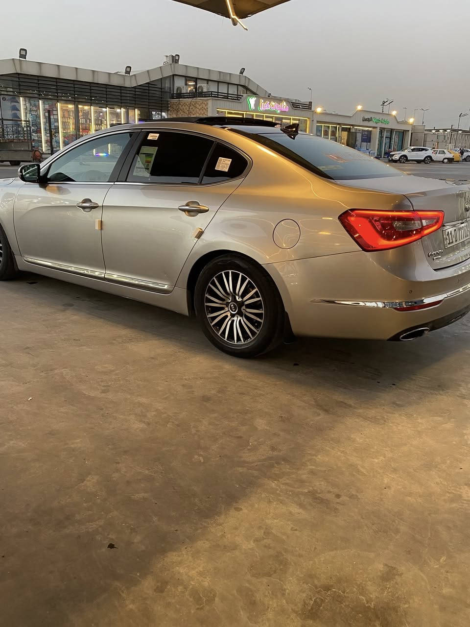 السلام عليكم كيا كادنزا موديل 2015  لون ذهبي مميز فول مواصفات واحد على واحد على فئه مواصفات فول الفول بيها أربع قطع صبغ مانقصها برغي كير مكينه صدر بلادي  السياره جديده مثل ما اشوفون السياره جديده وكل تفاصيلها موجوده بلفديو رقم بغداد مميز بسمي سنويه وهزه جديده السعر قفل 128 مستعجل على البيع العنوان بغداد استفسار اتصال 📞 
*********** العنوان بغداد
