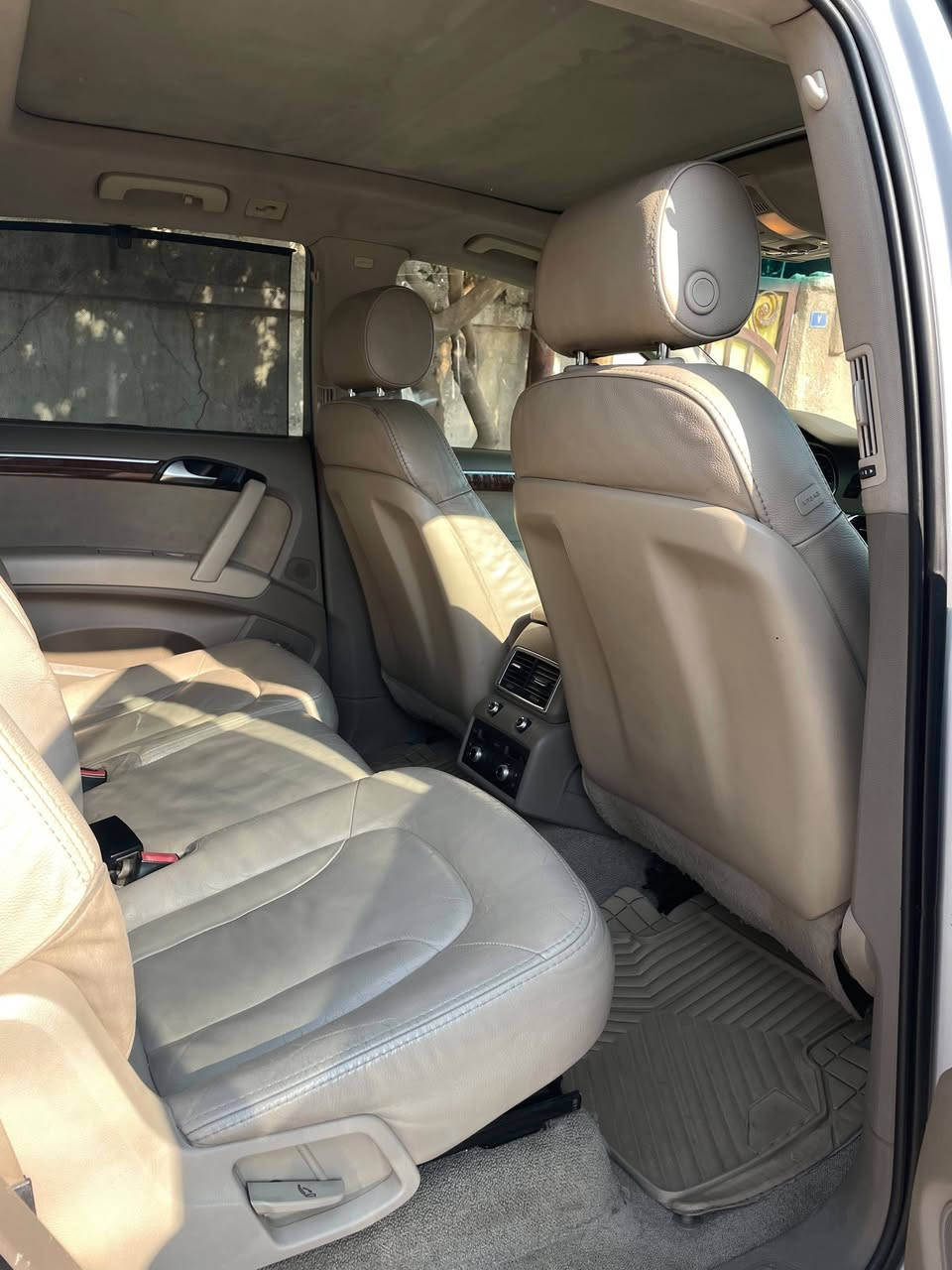 السلام عليكم للبيع
 Audi Q7 S-Line 2012 
السيارة نظيفة وفول مواصفات عدد المقاعد 7 راكب 
المكينة 6 سلندر سوبرجارج ٨ نمر 
تبريد تدفئة ٣ قطع منفصل
السقف سلايد روف 
كامرة خلفية و شاشة 
السيارة تجي بصمة و سويج 
وبلصور موضح بيهة ضربة خفيفة بلجاملغ الخلفي
وبعد بيهة مواصفات خير من الله مكاني بغداد حي الجامعة
السعر 130 ورقة وبيها مجال مال بيع
رقم الهاتف ***********
