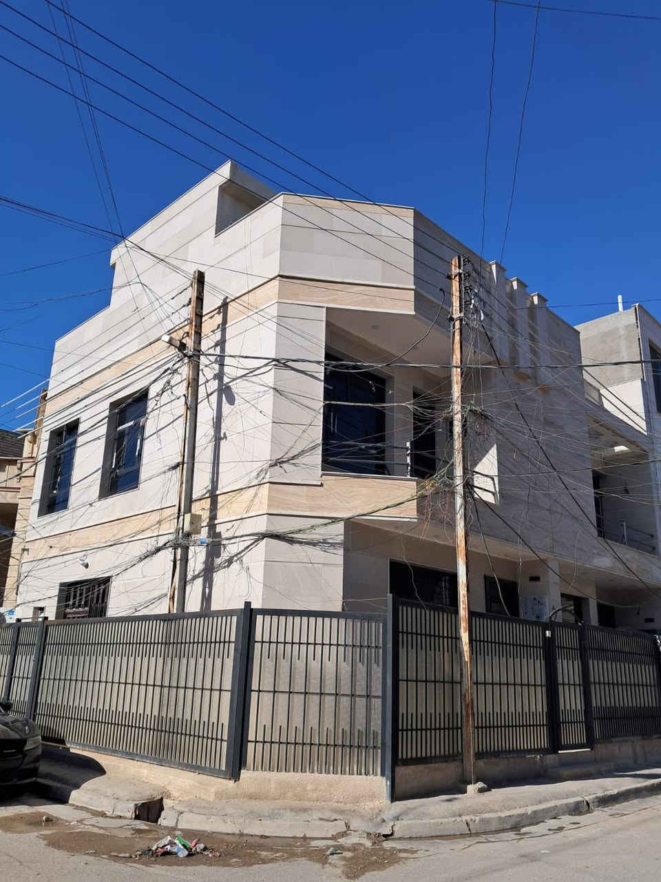 دار المساحه٥٠ م  ركن موقع مميز البنوك حي التربيه خلف مرطبات الصفصاف  امامه لا يوجد دور  سكنيه. قرب شارع المطاعم
   الطابق الارضي ممرخارجي على طول الواجه  صالة استقبال   مطبخ حولي كبير  خدمات الطابق الاول ٢نوم  الغرفه الكبيره ماستر.        للاستفسار الاتصال
   مكتب محجوب للعقار  ***********
