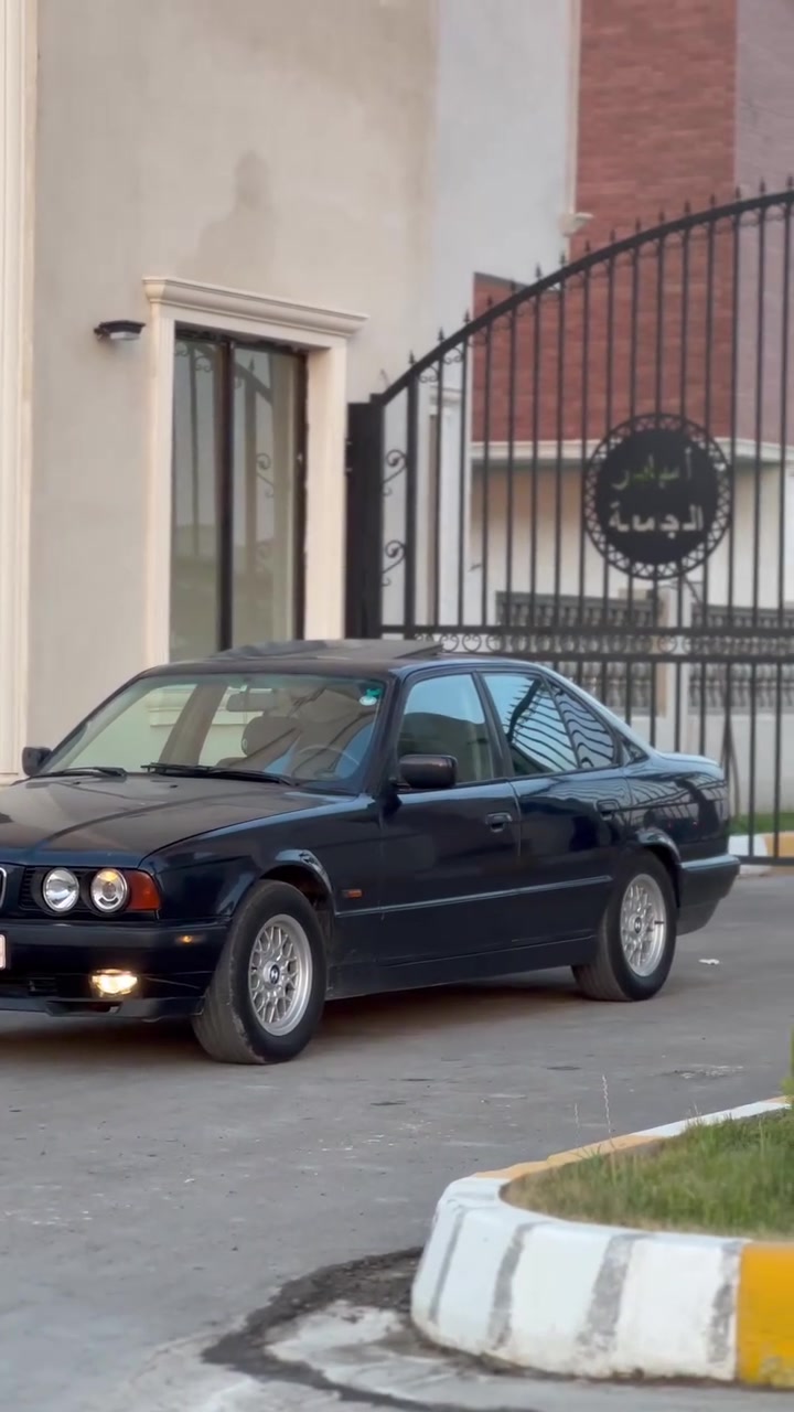 السلام عليكم BMW للبيع 525اصل وفصل موديل 1995اصل تحويل ثاني يوم 
محرك كير شرط لا تنقيص ولا تبخير 
تبريد ثلج إذا مو انجماد مرجوع 
تدفئه شغاله 
دبل ايرباك 
سلايت 3طكات 
تخم تاير تخم ويل جديد 
صدر امامي خلفي جديد 
بدون اي ضربه السياره 
سنويه هزه كله جديد 
كشنات جلد 
تبريد قطعتين 
سنتر لك شغال 
كهربائياتها كلها شغاله مناقصها برغي واحد 
بجم عريض سياره ماتصرف عليها ربع دينار 
وخلاف كلامي اني حاضر وبخدمتك شراي اتصل ع رقم 
***********مكان السياره تكريت
