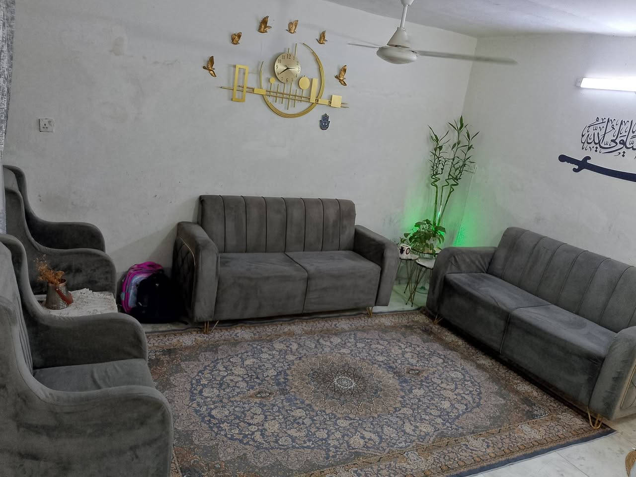 السلام عليكم تخم مستعمل نضيف مابي اي ضرر 8 مقاعد مكاني بغداد الاسكان رقم سعر 200 وبي مجال الهاتف ***********
