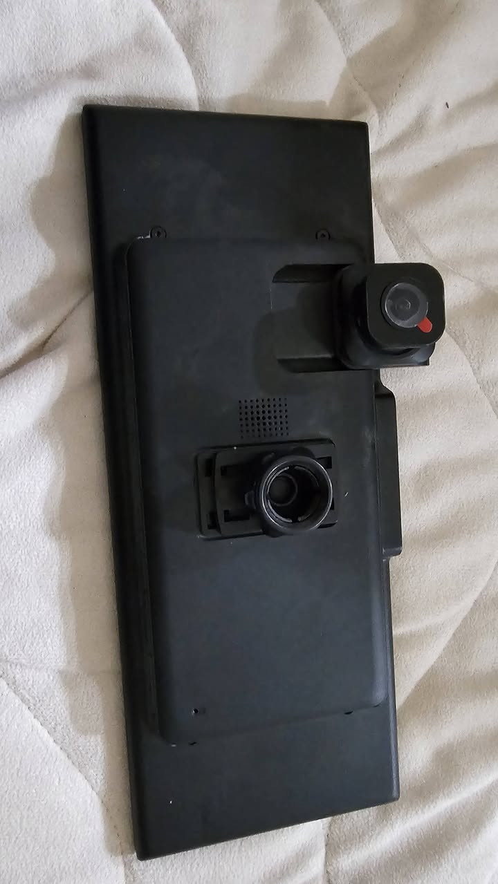 السلام عليكم
شاشه دراجه +داش كام كامره تسجيل بس خلي رام تسجل 
تشغل /خرائط ويز/ وخرائط كوكل/ وكل الخرائط /اندرويد اوتو /كاربلاي/ تعكس شاشه المبايل/ يوتيوب /جميع التطبيقات تشغل /بيهة منفذ AOX/وبلوتوث للربط مع الامبي ثري 
تشتغل على شاحنه تايبسي مالمبايل 
السعر ٧٥ الف
***********
