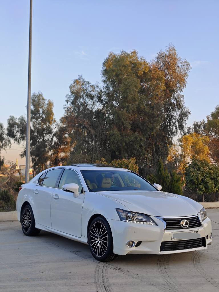 لیکزیز قمەرە  GS250  مودیل 2013
سیارەکە فول مواسفاتی خلیجیە
سفری شریکەی سەردارە دوو سویچە
ناو زەرد و بەسمەو دەرگا بەسمەو سڵاید و پەردەیە
کوشن جلدو کارباو خەزن و ساردو گەرمە
سوکان هیتەرو کارباو خەزنە،
شاشە و کامیراو حاسەی پێش و دواوە.
سێ مۆدی لیخورین ٦ بستون مکینە 2.5 
دوو پارچەو نیوی بۆیاخە بێ ناوگرتن وبێ ئێرباگ لەسەر شوخت
بێ دەعم ،سەرە دەرزیەک ناوگرتنی نیە بەس لیخشانە و بویاخ کراوەتەوە
سەنوی تا 2030نویە ناوی خۆمەوەیە
سعری  158$ مجال
*********** شمشمل, السليمانية
