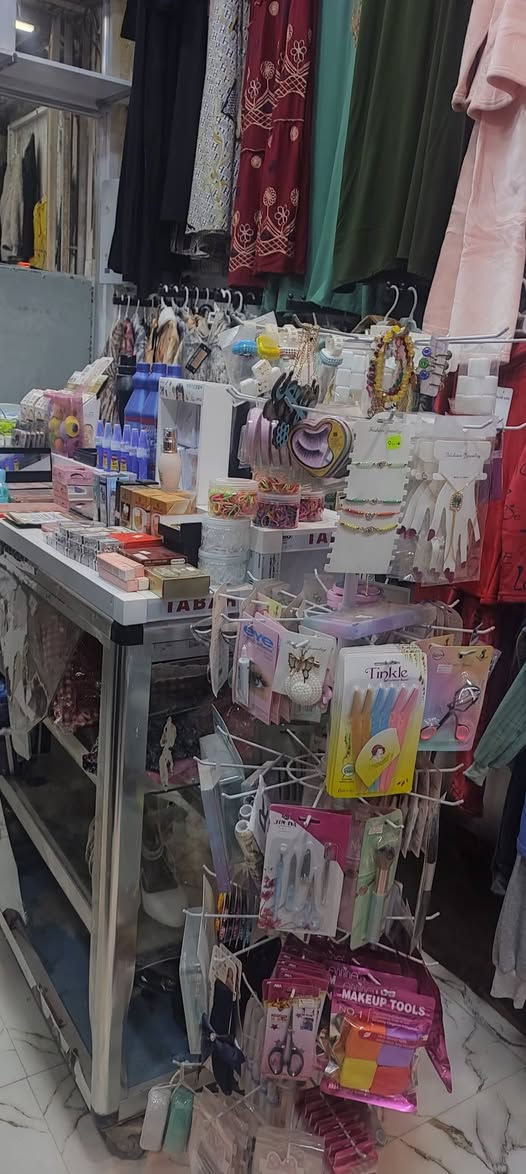 محل ملابس وكوزمتك للبيع شامل تجهيزاته و بضاعته
* ملابس جديده 
*ذهب برازيلي 
*ادوات منزليه
*ملابس باله 
*كسسوارات وشاحنات موبايلات
*مكياج ومواد تجميل وعطور 
📍عنوانه حي العسكري شارع 30 قرب المستوصف مقابيل مدرسة فالح موات

👀موقعة مميز وتجاري بصفه مدارس بنات 

🚧سبب البيع الانتقال لغير محافضة 

 للاستفسار خاص او الاتصال على الرقم *********** ديوانية, القادسية
