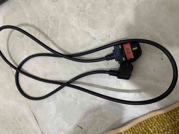 سلام عليكم شاشة ايسر رخيصة مع كيبلات كاملة
المواصفات

الموديل: Acer V193W

القياس: 19 إنج

الدقة: 1440 × 900

معدل التحديث: 60Hz – 75Hz

نوع المنفذ: VGA

نسبة العرض: 16:10

الملحقات: كيبل باور + كيبل تحويل HDMI إلى VGA (كما موضح في الصور)

---

للشفافية

الشاشة تعمل بشكل طبيعي لكن يوجد خط أزرق طولي ظاهر أثناء التشغيل.

منفذ VGA يعمل بدون مشاكل، لكن براغي التثبيت فقط مكسورة.

الحالة العامة جيدة للاستخدام المكتبي أو الكاميرات.

---

السعر 35 الف
مكاني بصرة قضاء شط العرب 
للاتصال او واتساب ***********
