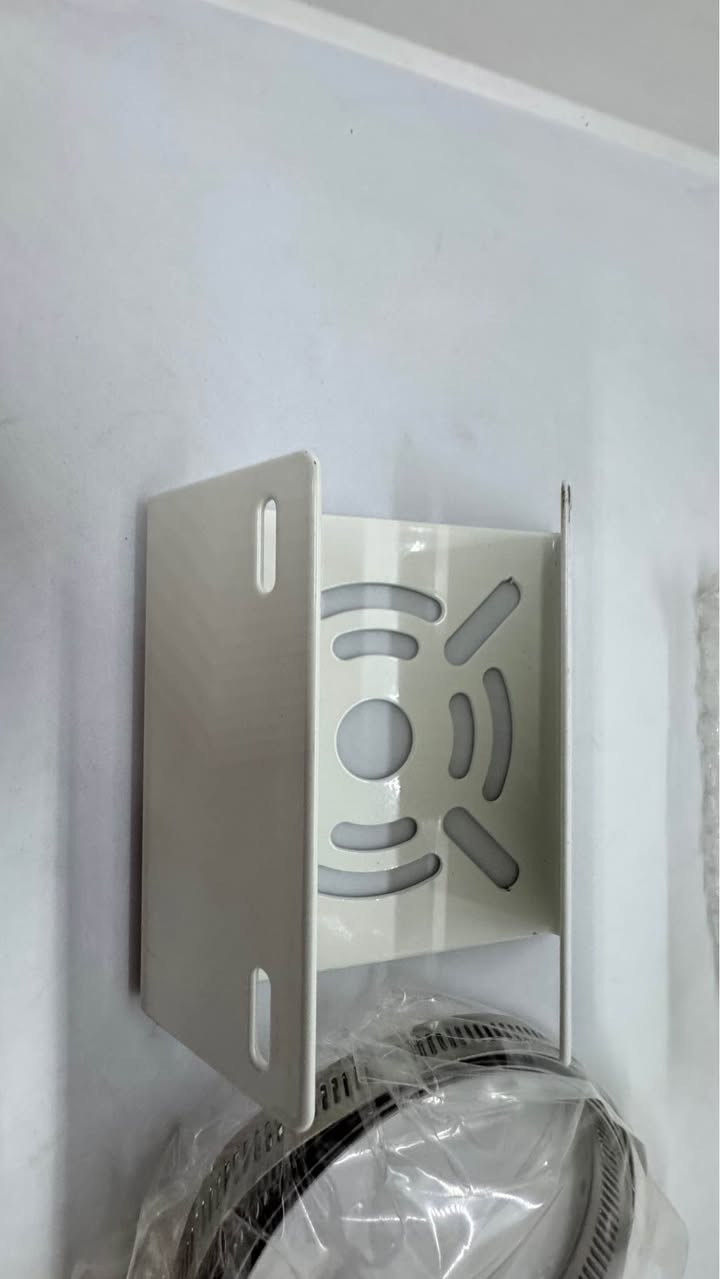 قاعدة تثبيت (Bracket) عالمية مخصصة لتركيب كاميرات المراقبة (CCTV) على الأعمدة 

المميزات والاستخدامات:الوظيفة: تُستخدم كقطعة وسيطة (Adapter) لتركيب الكاميرات على الأعمدة الرأسية، أو مواسير التصريف، أو الزوايا الخارجية للمباني.التوافق: تتميز بتصميم "عالمي" بفتحات متعددة، مما يجعلها متوافقة مع معظم أنواع الكاميرات مثل الكاميرات الثابتة، والمتحركة (PTZ)، وكاميرات الـ Dome من ماركات شهيرة مثل Hikvision وDahua.الخامات: تُصنع عادةً من الحديد المطلي أو الفولاذ المقاوم للصدأ (Stainless Steel) لتتحمل الظروف الخارجية ومقاومة الصدأ.طريقة التثبيت: يتم تثبيت القاعدة على العمود باستخدام حلقات معدنية (Clamps/Loops) قابلة للتعديل (تظهر في أسفل الصورة داخل غلافها البلاستيكي).تفاصيل تقنية تقريبية:الأبعاد: تأتي غالباً بمقاسات تقارب \(120 \times 115\) ملم.اللون: تتوفر بشكل شائع باللون الأبيض أو الفضي بغداد, العراق


**إذا كنت صاحب هذا الإعلان وتريد حذفه لأي سبب، رجاءا أرسل رسالة إلى الدعم الفني**