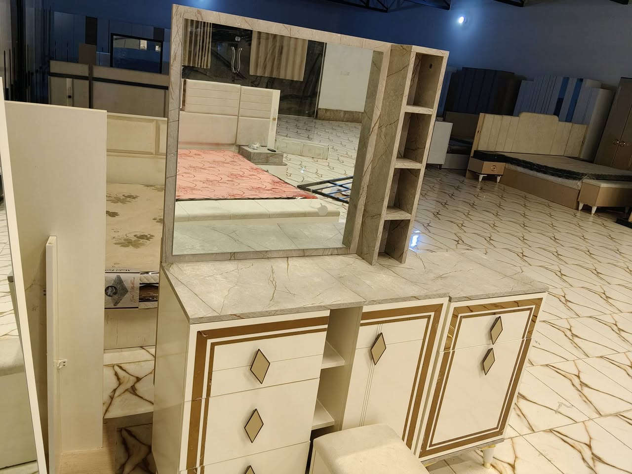 هادئه المظهر وبقياسات ضخمه والسعر مناسب مكونه من 10 قطع كنتور مع ملحق 340 سرير مخزن شازلون مخزن اناره براكيت بالسرير متوفره الان في معرض الشركه الكائن طريق رفاعي نصر مجاور جامعة اوما الاهليه للاستفسار اكثر يرجى الاتصال على الارقام التاليه 
***********
*********** واتس فايبر تلگرام 
البيع بطريقة النقد والاقساط 
الشد والنقل داخل محافظة ذي قار مجانا
