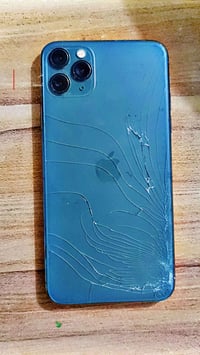 ايفون 11 برو ماكس جهاز ممفتوح بي خط ابيض بلطرف مامأثر علي والضهر مفطر ...