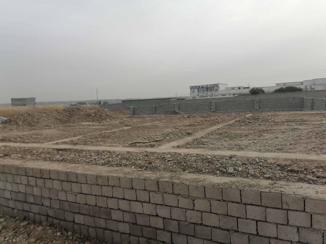 السلام عليكم.  عندي تكعيب مساحه الارض (550)متر.واقع حال   داير كامل.  موقعها قريبا علئ شارع المشروع.  واصل ماء للارض. وكهرباء  سند زراعي.  للبيع. سعر مناسب  او   للمروس ابيت داخل كيارة وانطي فرق.  وترهم. بمقدمة.  والباقي ب شهر.  اقل مقدمة.( 10)العندة ينورنة ب تعاليق.  او يتصل ***********.
