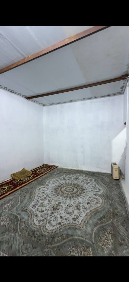 اسعد الله اوقاتكم 

توفر دار سكن مساحة 200متر 

يتكون من غرفين وصاله ومطبخ ومجمع صحي داخلي وصحيات خارجيه وكراج كبير  يسع سيارتين 

السعر 36مليون وبي مجال 🤩

نوع العقار وقف سني اصولي 

العنوان البصرة ابي الخصيب منطقه ابو كوصره 

للاستفسار ***********📞
