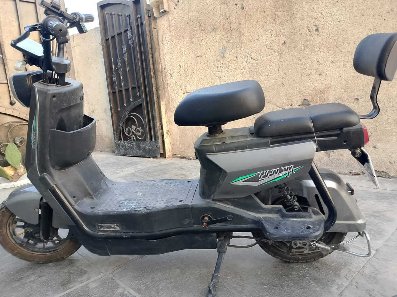 سلام عليكم دراجه شحن 🔋⚡للبيع كلاسك اربع بطاريات لايت شاشة شغالات دراجه نضيفه السعر 425 الف وبيه مجال العنوان بغداد فلكه الشهداء رقم الهاتف *********** للاستفسار الاتصال على رقم الهاتف
