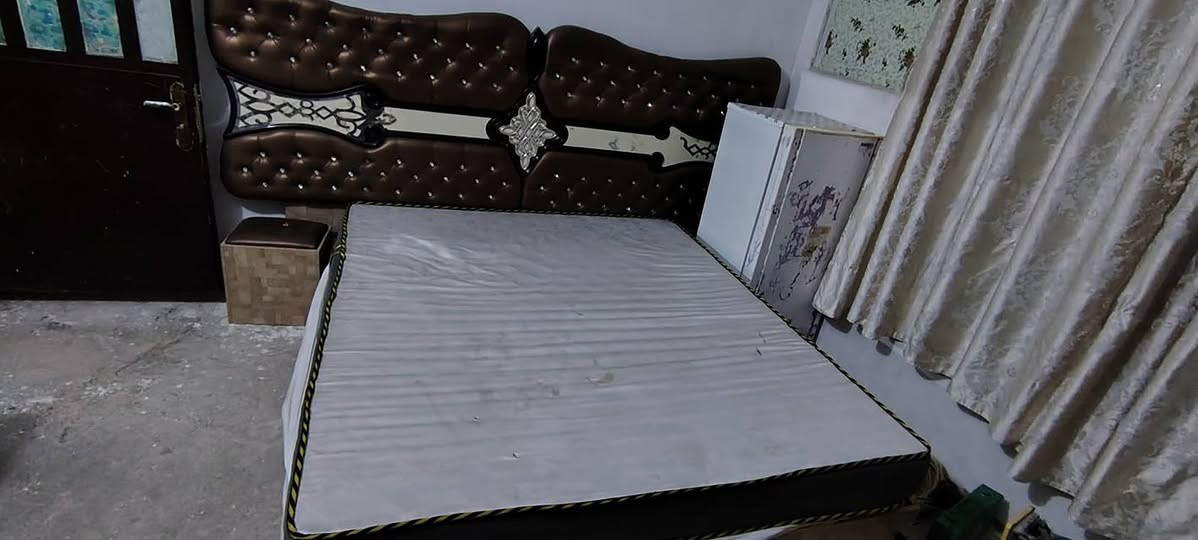 السلام عليكم غرفه تركيه نضافه 75%كامله كنتور كامل بيبان سلايت موجودات جربايه كومدي ميز مرايه و مخزن و زاويه كامله متوازي عل بيعه قيم واخذ ***********
