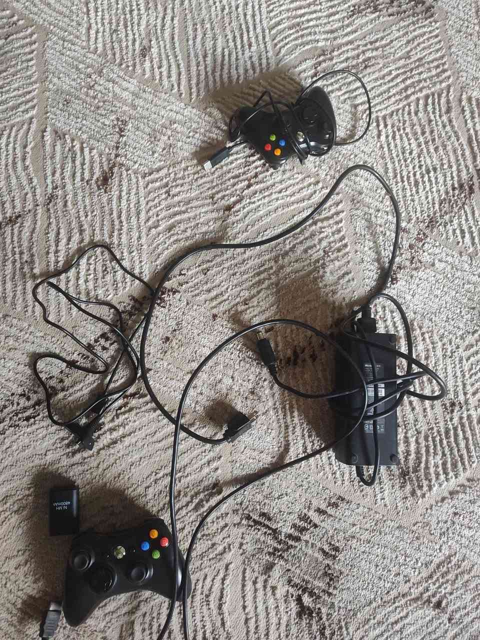 السلام عليكم 
اكس بوكس 360 يحتوى على 91 لعبه مع يدات اثنين وحده بطاريه و الثانيه سلكيه و متضرر السلك و لكن تعمل 
و لدي كامل ملحقات الجهاز السعر 95 و بي مجال مع التوصيل للتواصل ***********
