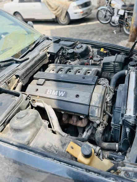 السلام عليكم BMW 520 موديل1991  بدون فتحه مسكر عدله گير عادي جاترك  جواها اكسل 3.23    حاويه 
هوه وعربانته
تخم تاير قبل ٢٠ يوم شديته الاصلي
ويل خليه جديد
تبريد ثلاجه ❄️
جام اربع بيبان كهرباء
غرفه جديده جلد
باتري جديد
منضومه المي حيل جديده
سنتر للك كل السيارة
مابيها حادث
مصبوغه عام والصبغ درجه اولى
دوسات M
سستم صوط كولش مرتب
كهربائيات متلگه لو شويه نقص وبلاد
المكينة بيها تبخير من اول تشغيله بس ويروح وينزل من سعرها مكينه بيها عزم اكسر بيها ويل
صرف بانزين ماكو ومنضومه البانزين كذالك جديده من تخم مجاول وبلكات وووو
سلف ميماتي بيها
گيرها جديد
السياره بسمي قبل شهر شديت رقم انگليزي وبسمي تحويل مباشر  واسوي عقد مروري مباشرتا ونجهز للتحويل رقم 11بغداد

سعرها ٥٥ واي ملاحضه بيها الي من نصيبا ويقيم الملاحضه ينزل من سعرها واني الممنون
وهنياله الي ياخذها وبالتوفيق *********** 
وربي يرزقكم ويرزقنا وياكم تحياتي
