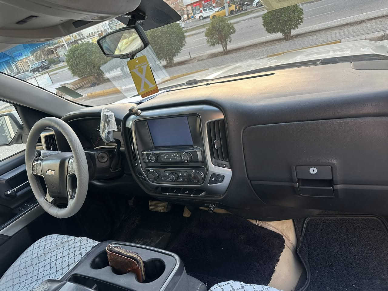 سلام عليكم رمضان كريم البيع او مراوس سلفرادو ٢٠١٥نص مواصفات رقم نكليزي بسمي فئة LT فور ويل كير تعليك شاشه جبيره كامره ويل كب تاهو ٢٢ باب طويله بدي كصير سياره جديده معنى ب الكلمه السياره داخله كلين ب العراق صار بيهه قطعتين رش السعر ٢٠٠ مكان السياره السماوه اي استفسار انتصل ***********
