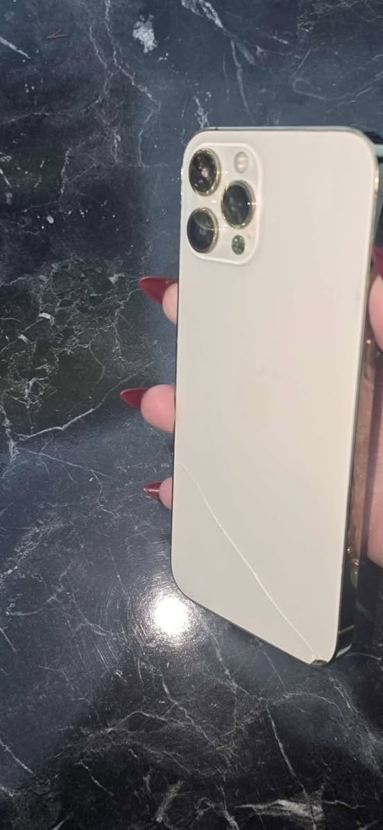 سلام عليكم ١٢بروً ماكس كل لفاصيل بل صور ٢٥٦ و بطاريه ٧٤ نضيف ل اطار مالته وفقط مبدل شاشه مرتبه و ضهر بي فطر صغير السعر خاص 
المكان بغداد
الهاتف ***********
