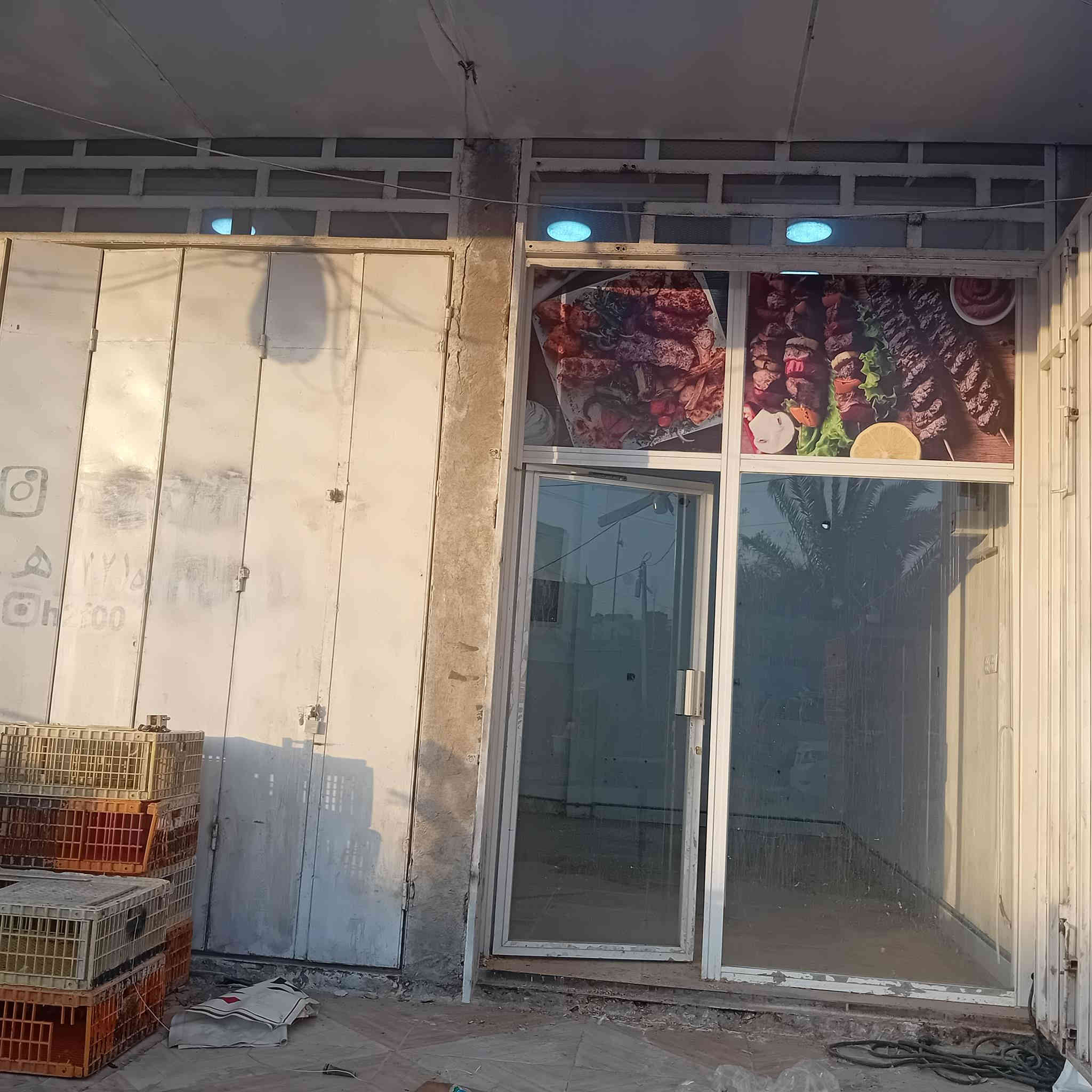 محلين للايجار مفتوحات محل واحد
بناء حديث واجهيتهن جام مع قطعه فارغه ورى المحل تصلح مخزن مسيجه وكامله مساحه القطعه ٣٠٠ متر
العنوان تنومه شارع لاطفاء 
الواجهيه المحل 5 متر
العرض المحل6 متر
للاستفسار لاتصال على الرقم *********** بي واتساب للعلم على  شارع عام عرضه ١٥ متر
