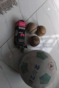 ثلاث كرات بيسبول baseball وكرتين منظدة وكرة ب١٢الف دينار وين موقعك بال...